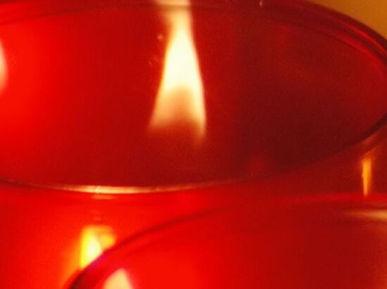 Eine rote Kerze als Symbol für den Einsatz von Kerzen, Farben und Symbolen bei schamanischen Ritualen