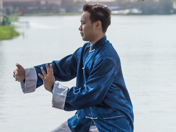 Qigong-Trainer zeigt eine Qigong-Übung 