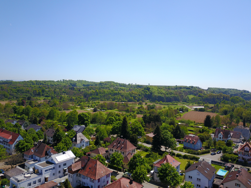Schöne Landschaftsaufnahme von Kenzingen mit Umgebung mit der Schule im unteren linken Eck.